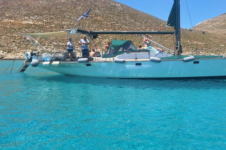 Kos : Ganztägige Segelbootfahrt in kleiner Gruppe, Mahlzeiten, Getränke und Schwimmen
