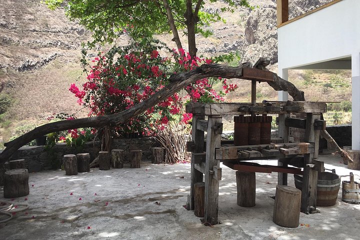 Santo Antão’s Signature Trek: Cova Crater into Paúl Valley – 5K