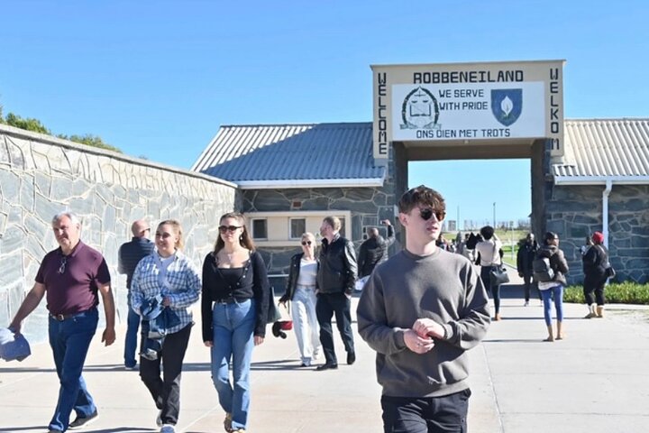 Visite de la prison d'une demi-journée de Robben Island avec billet de ferry pré-réservé.