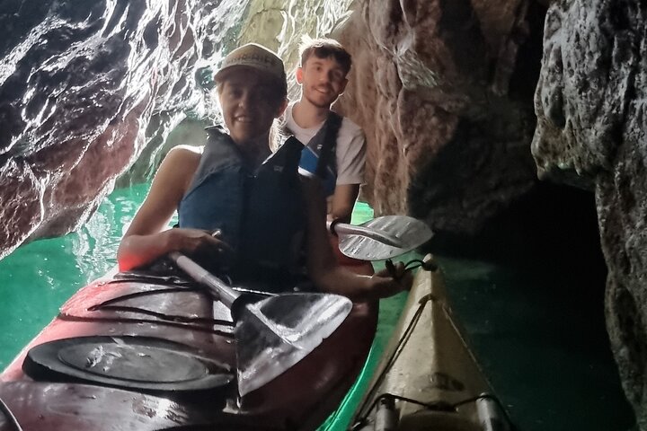 Safari en kayak de fauna, cuevas marinas y arbustos en Riviera Inglés
