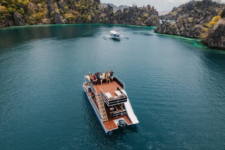 Salto a la isla de Coron en un barco privado de dos pisos para fiestas