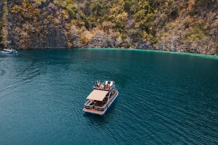 Salto a la isla de Coron en un barco privado de dos pisos para fiestas