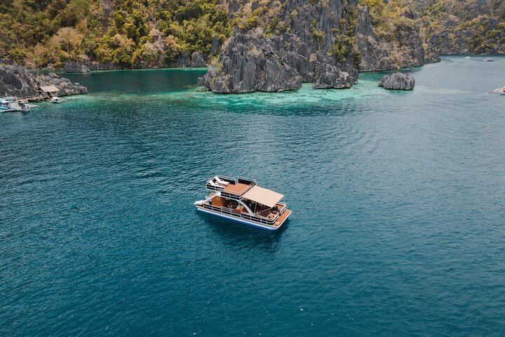 Salto a la isla de Coron en un barco privado de dos pisos para fiestas