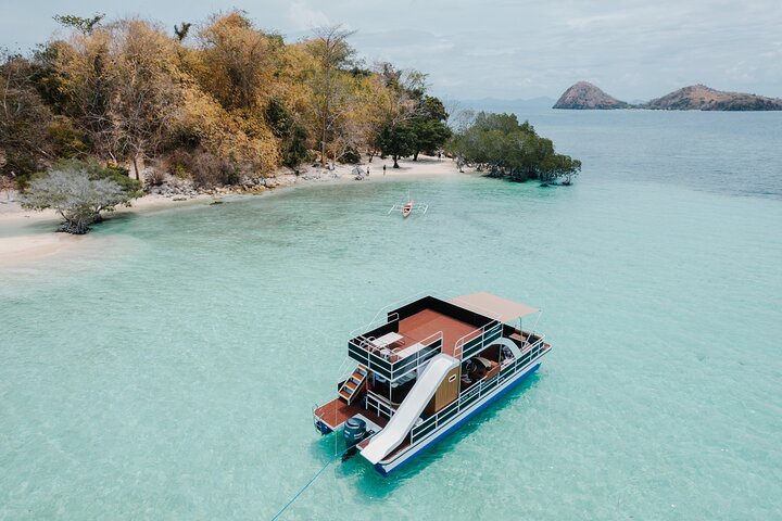 Salto a la isla de Coron en un barco privado de dos pisos para fiestas