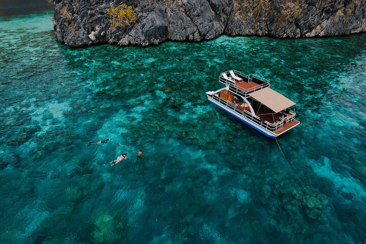 Salto a la isla de Coron en un barco privado de dos pisos para fiestas