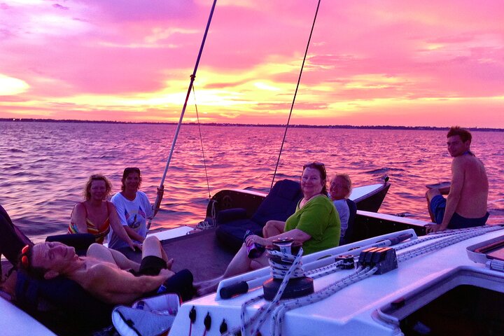 Condor Sailing Fun, Cruzeiro público relaxante de golfinhos e turismo