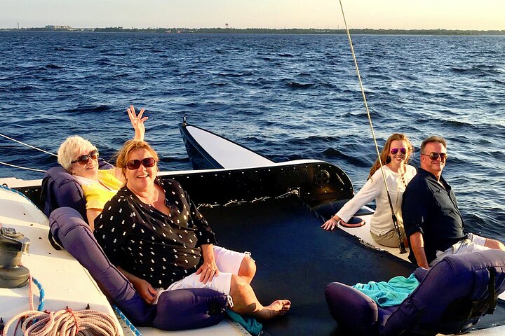 Condor Sailing Fun, Cruzeiro público relaxante de golfinhos e turismo