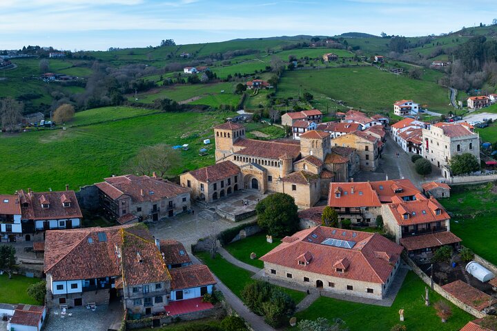 Santillana del Mar og den middelalderlige kollegiale kirke Santa Juliana