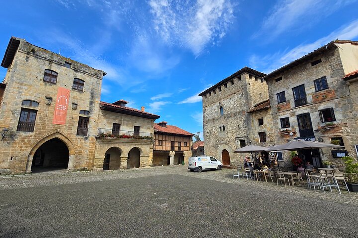 Santillana del Mar og den middelalderlige kollegiale kirke Santa Juliana