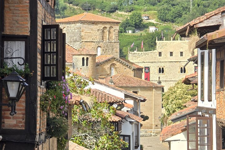 Santillana del Mar og den middelalderlige kollegiale kirke Santa Juliana