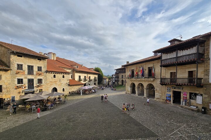 Santillana del Mar og den middelalderlige kollegiale kirke Santa Juliana