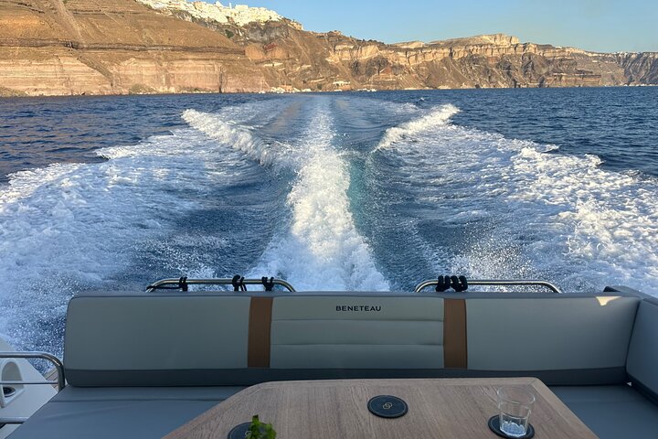 Croisière privée sur la caldeira en yacht à moteur à Santorin