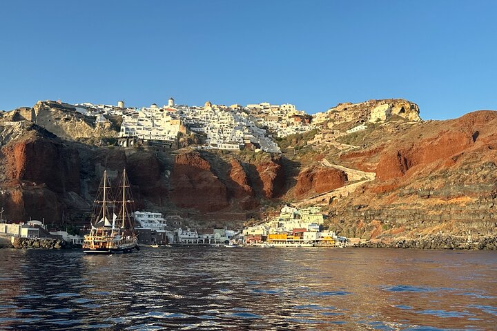 Croisière privée sur la caldeira en yacht à moteur à Santorin