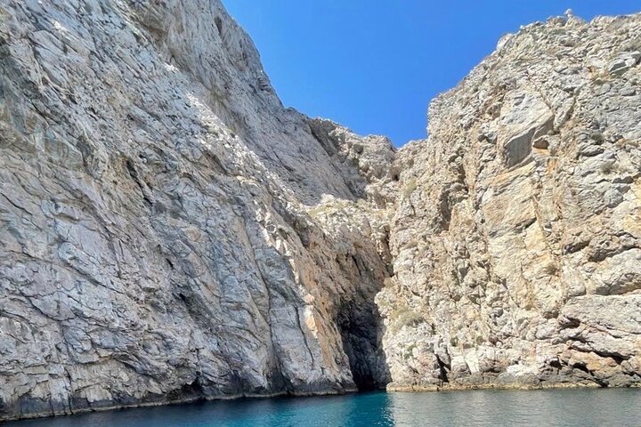 Croisière privée sur la caldeira en yacht à moteur à Santorin