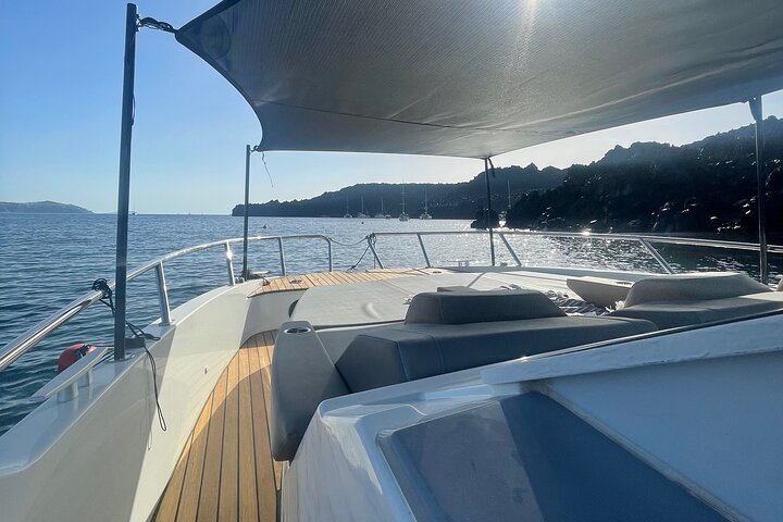 Croisière privée sur la caldeira en yacht à moteur à Santorin