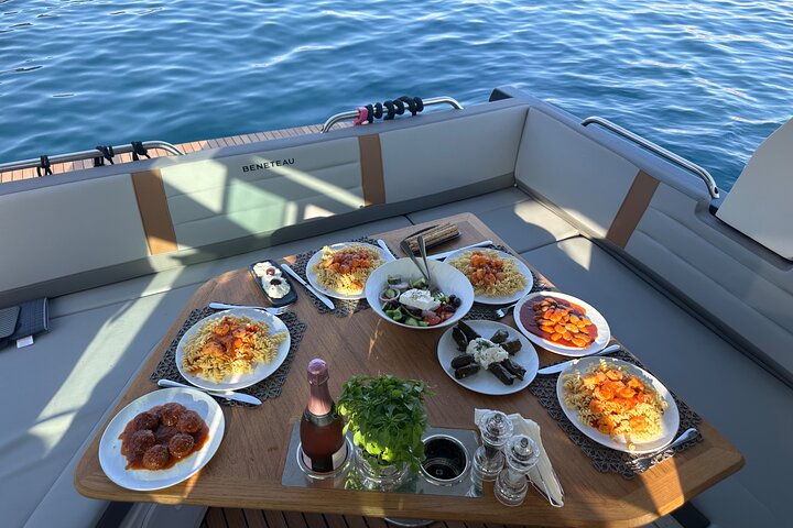 Croisière privée sur la caldeira en yacht à moteur à Santorin