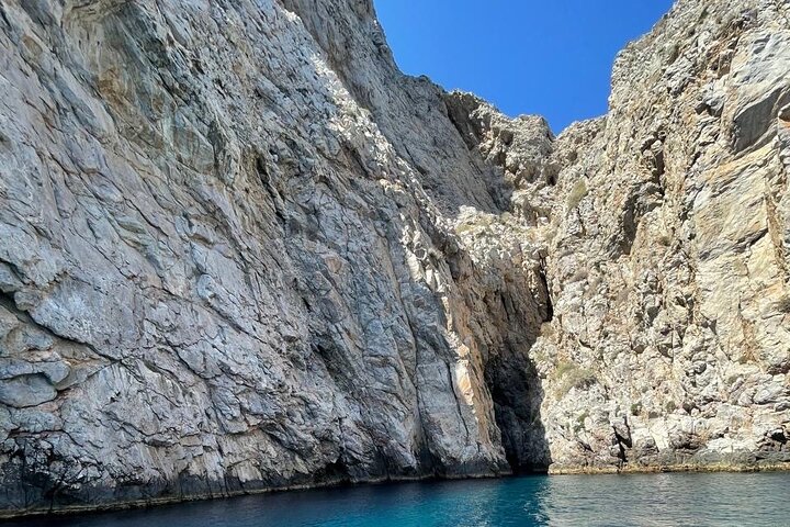 Croisière privée sur la caldeira en yacht à moteur à Santorin