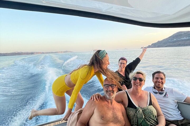 Croisière privée sur la caldeira en yacht à moteur à Santorin