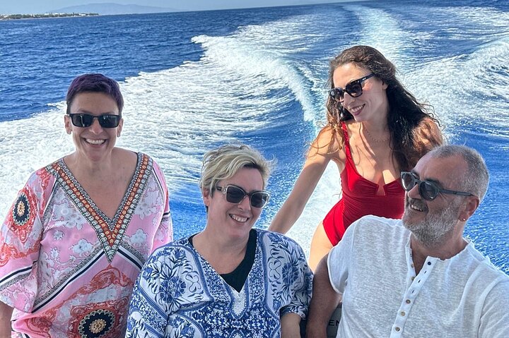 Croisière privée sur la caldeira en yacht à moteur à Santorin