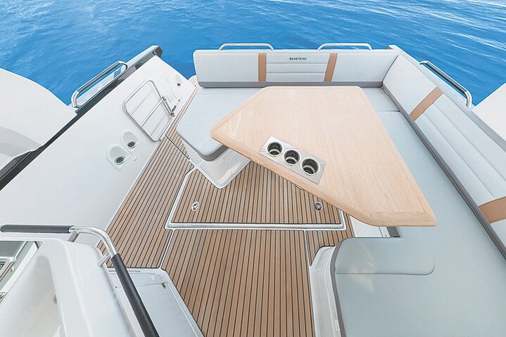 Croisière privée sur la caldeira en yacht à moteur à Santorin