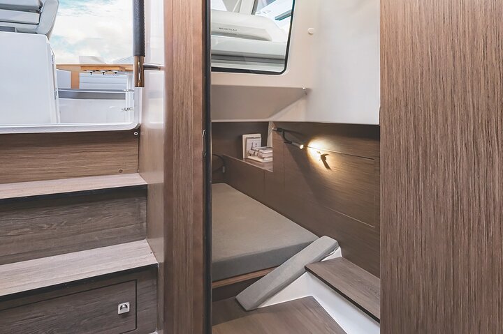 Croisière privée sur la caldeira en yacht à moteur à Santorin