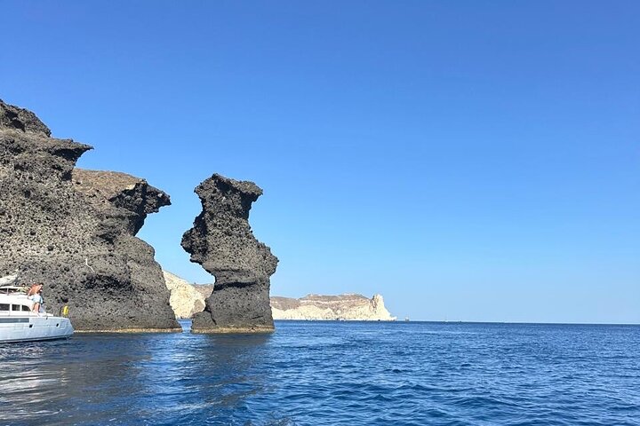 Croisière privée sur la caldeira en yacht à moteur à Santorin