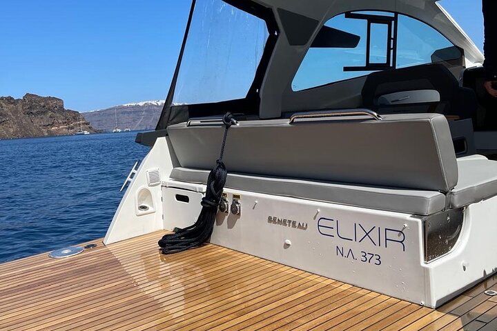 Croisière privée sur la caldeira en yacht à moteur à Santorin