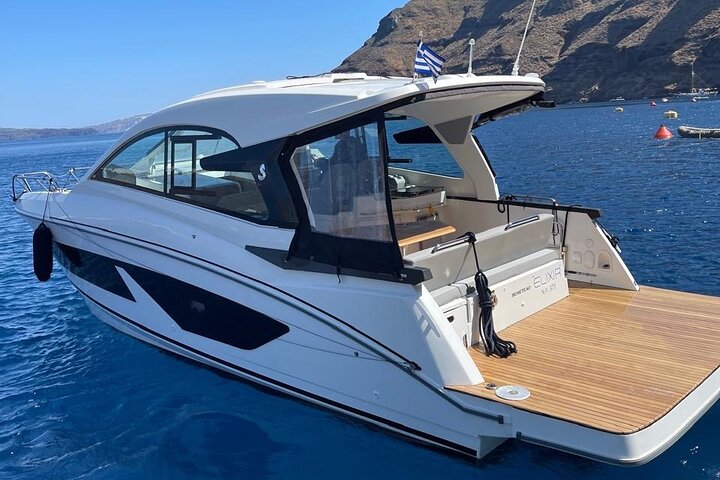 Croisière privée sur la caldeira en yacht à moteur à Santorin