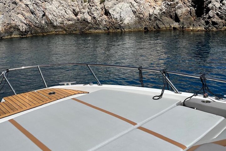 Croisière privée sur la caldeira en yacht à moteur à Santorin