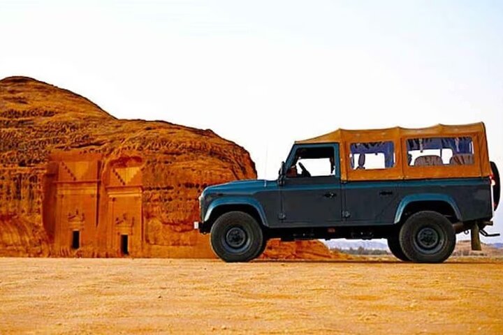 Elegante recorrido por Hegra en un Land Rover antiguo