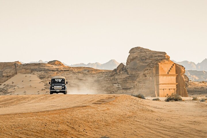 Elegante recorrido por Hegra en un Land Rover antiguo