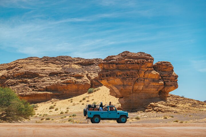 Elegante recorrido por Hegra en un Land Rover antiguo