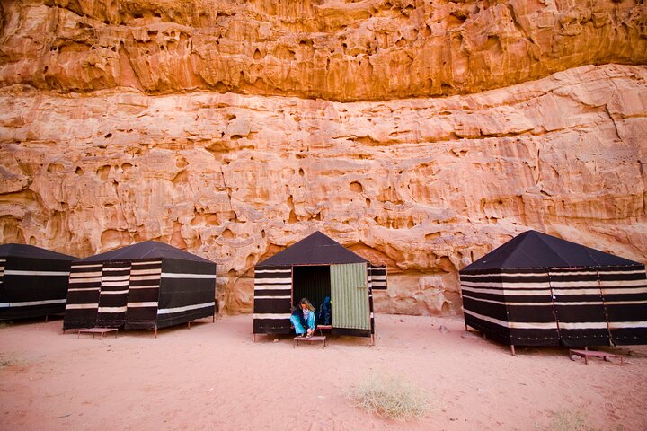 Wadi Rum: Explorer Jeep Tour PASS + lokaal eten + optioneel verblijf