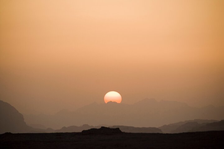 Wadi Rum: Explorer Jeep Tour PASS + lokaal eten + optioneel verblijf