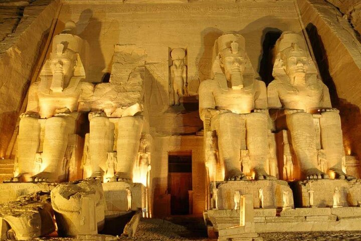 Croisière de 4 jours et 3 nuits sur le Nil d'Assouan à Louxor et Abou Simbel + montgolfière