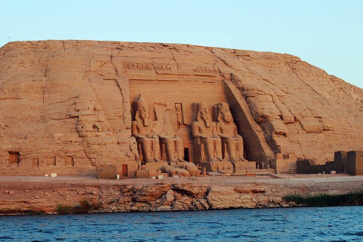 Croisière de 4 jours et 3 nuits sur le Nil d'Assouan à Louxor et Abou Simbel + montgolfière
