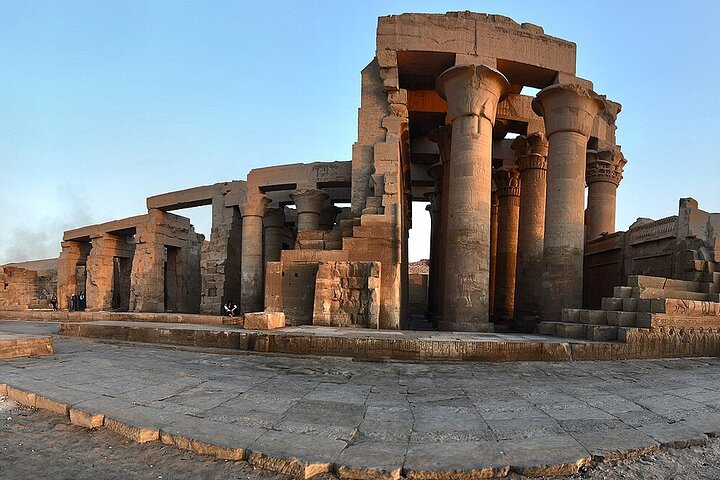Croisière de 4 jours et 3 nuits sur le Nil d'Assouan à Louxor et Abou Simbel + montgolfière