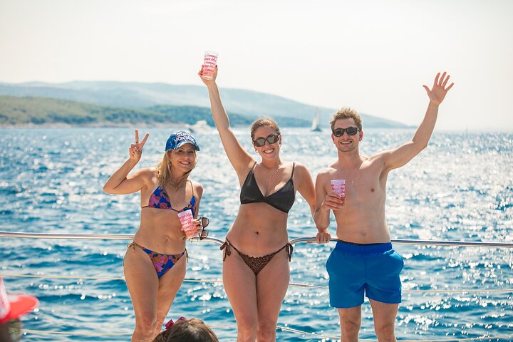 Heldags katamaranskryssning till Hvar och Pakleniöarna med mat och gratis drycker