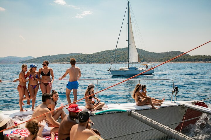 Heldags katamaranskryssning till Hvar och Pakleniöarna med mat och gratis drycker