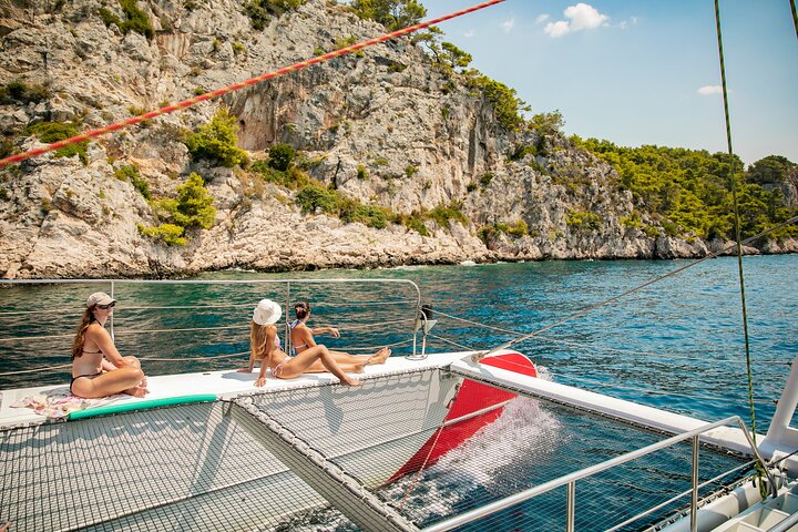 Heldags katamaranskryssning till Hvar och Pakleniöarna med mat och gratis drycker