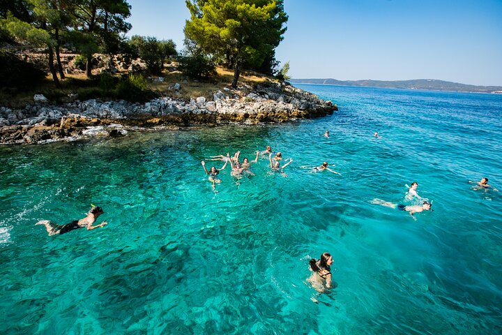 Heldags katamaranskryssning till Hvar och Pakleniöarna med mat och gratis drycker