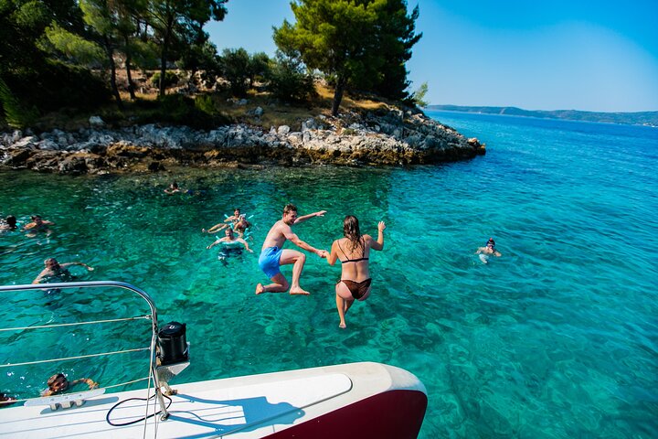 Heldags katamaranskryssning till Hvar och Pakleniöarna med mat och gratis drycker