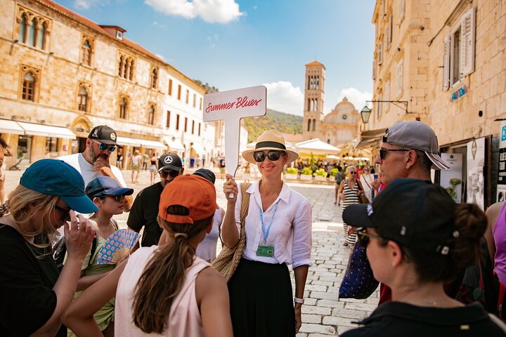 Heldags katamaranskryssning till Hvar och Pakleniöarna med mat och gratis drycker
