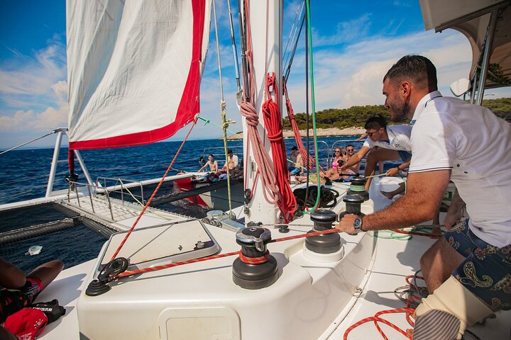 Heldags katamaranskryssning till Hvar och Pakleniöarna med mat och gratis drycker