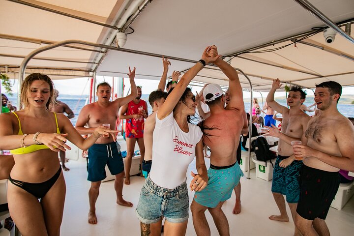 Heldags katamaranskryssning till Hvar och Pakleniöarna med mat och gratis drycker