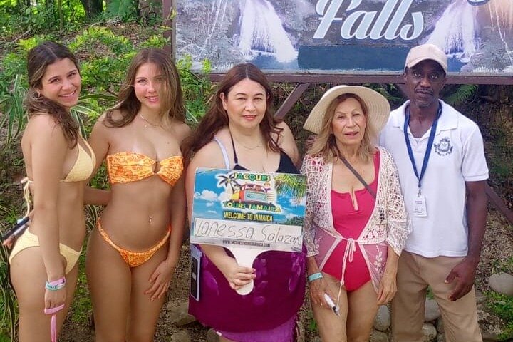Jamaica Blue Hole, cascate Konoko, River Tubing e passeggiate a cavallo