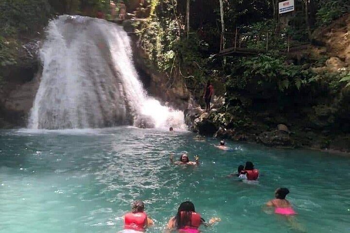 Jamaica Blue Hole, cascate Konoko, River Tubing e passeggiate a cavallo