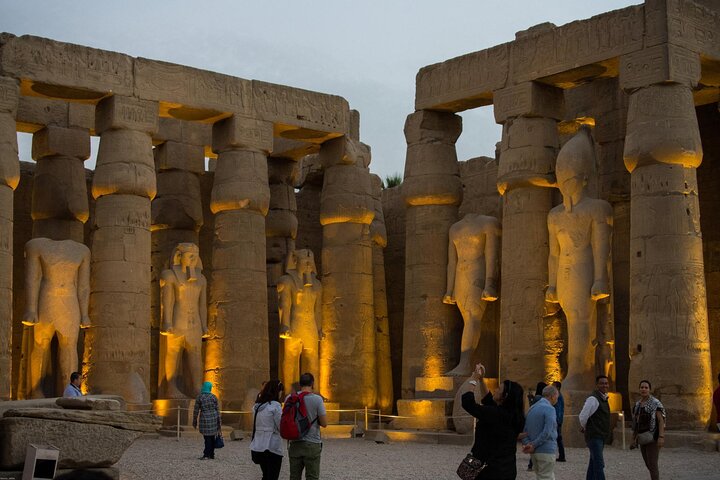 Croisière de 4 jours et 3 nuits sur le Nil d'Assouan à Louxor et Abou Simbel + montgolfière