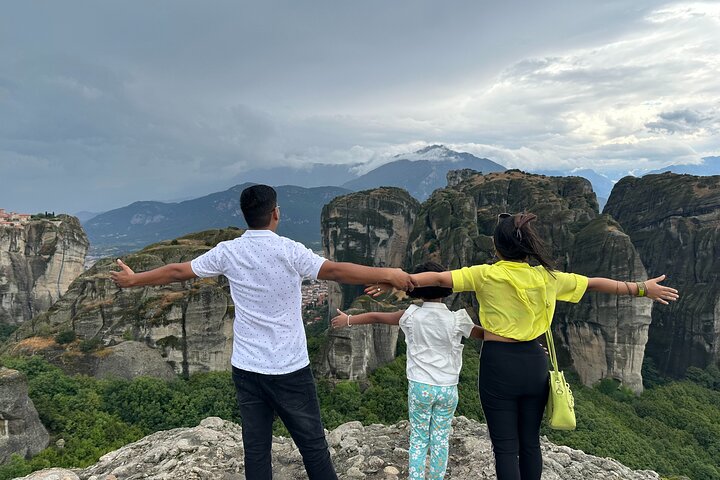De Atenas: viagem de um dia pela história das cavernas e mosteiros de Meteora de trem