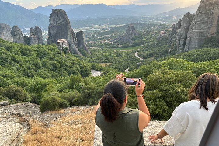 De Atenas: viagem de um dia pela história das cavernas e mosteiros de Meteora de trem